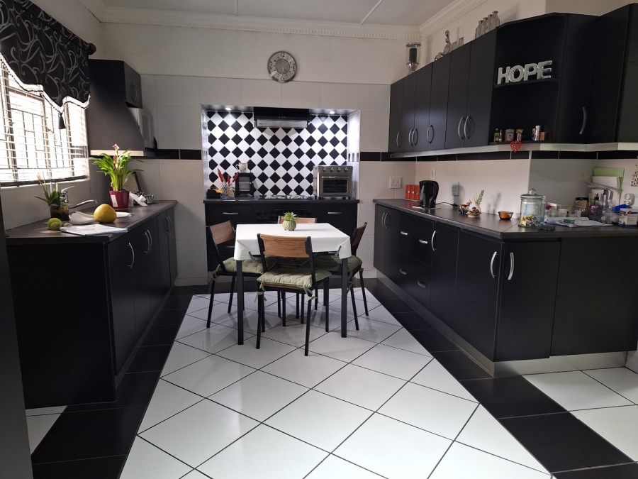 5 Bedroom Property for Sale in Miederpark North West